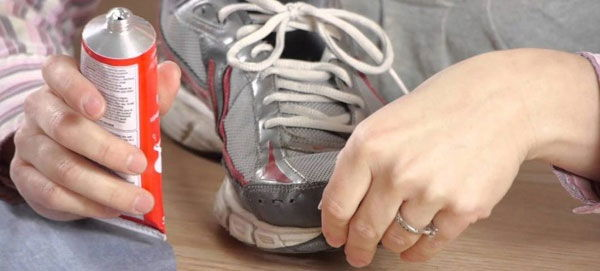 Hướng dẫn cách dán đế giày cầu lông đơn giản tại nhà
