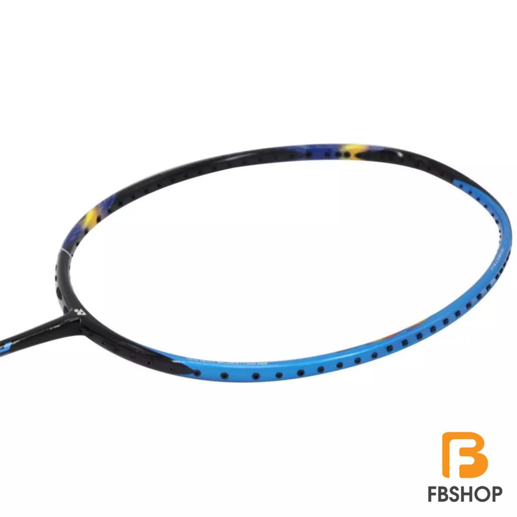 Astrox 77 có trọng lượng nhẹ hơn nhưng phần đầu lại đầm hơn tương đối so với Aeronaut 6000D