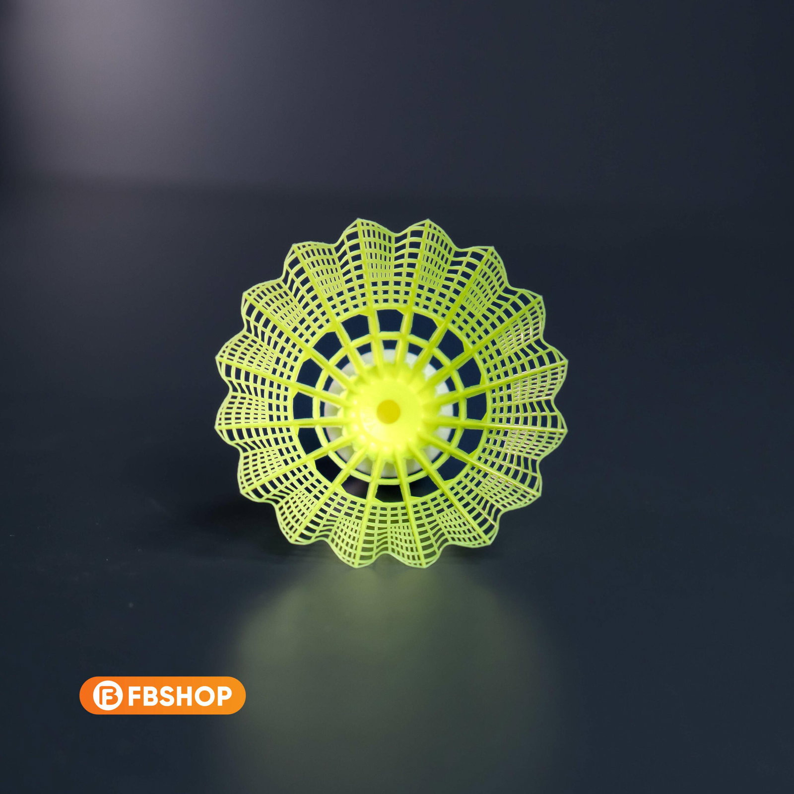 Cầu Mavis 10 phù hợp với người thích chơi cầu lông ngoài trời Cầu Mavis 10 phù hợp với người thích chơi cầu lông ngoài trời