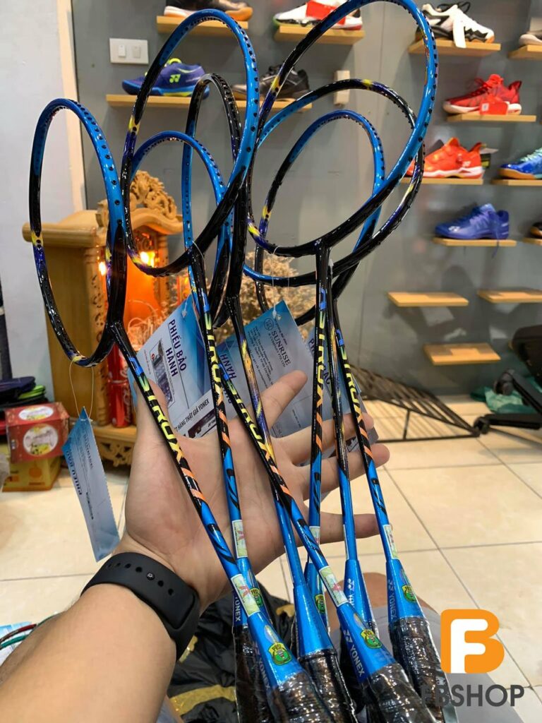 Astrox 77 có phần đũa vợt dài hơn so với Lining Aeronaut 6000D