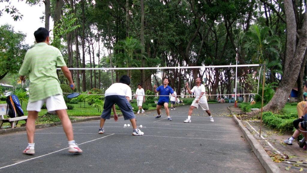 Sân cầu lông ngoài trời