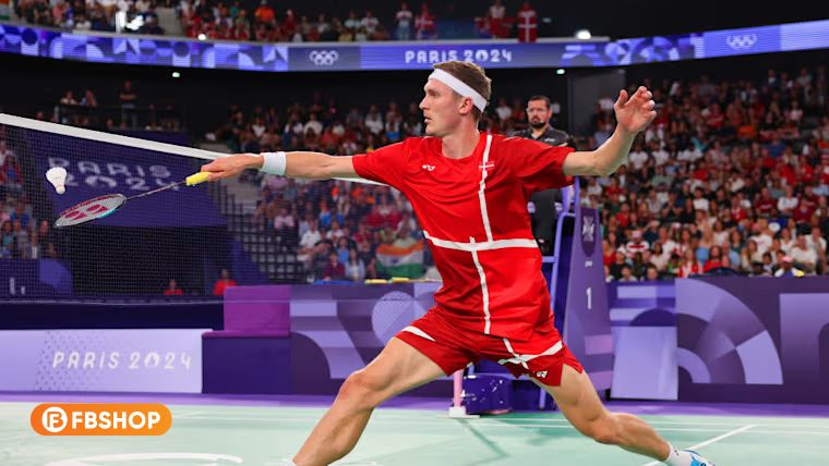 Astrox 100ZZ Kurenai có khả năng xử lý cầu trên lưới gọn gàng, chính xác