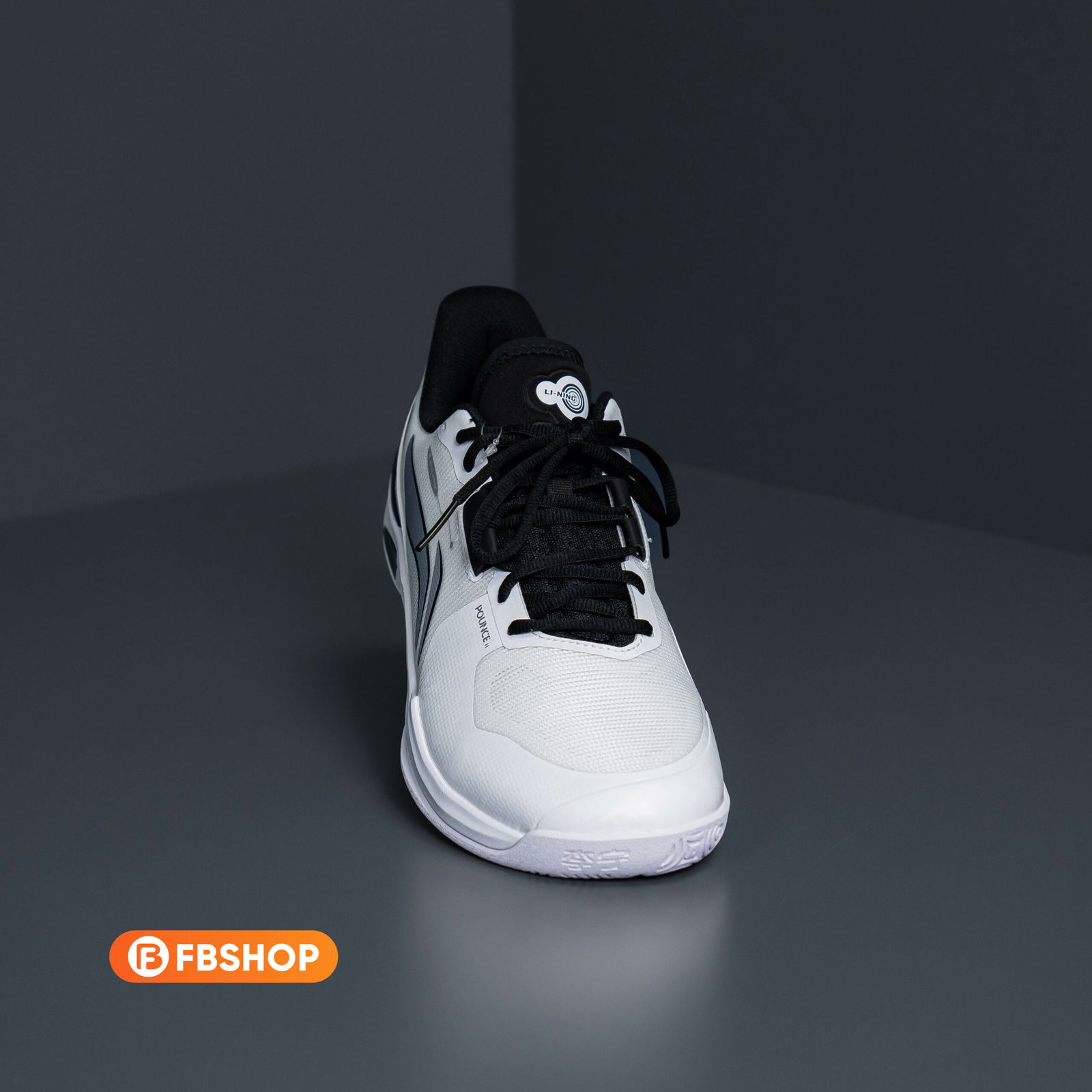 Giày phù hợp với người chơi phong trào, bán chuyên