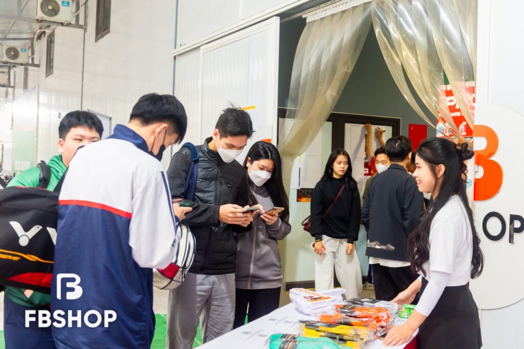 FBshop mở các gian hàng trưng bày, tặng quà cho VĐV và CĐV tham gia