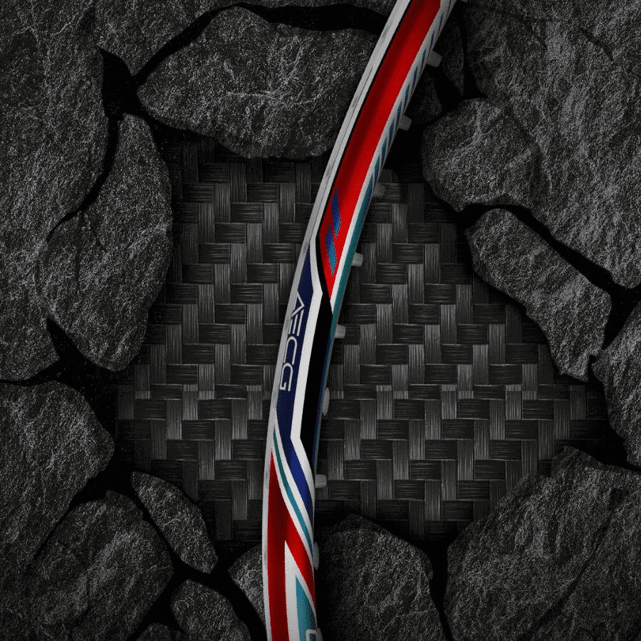 Công nghệ Graphite Lab Build giúp tăng cường độ bền sợi carbon và ổn định khung vợt.