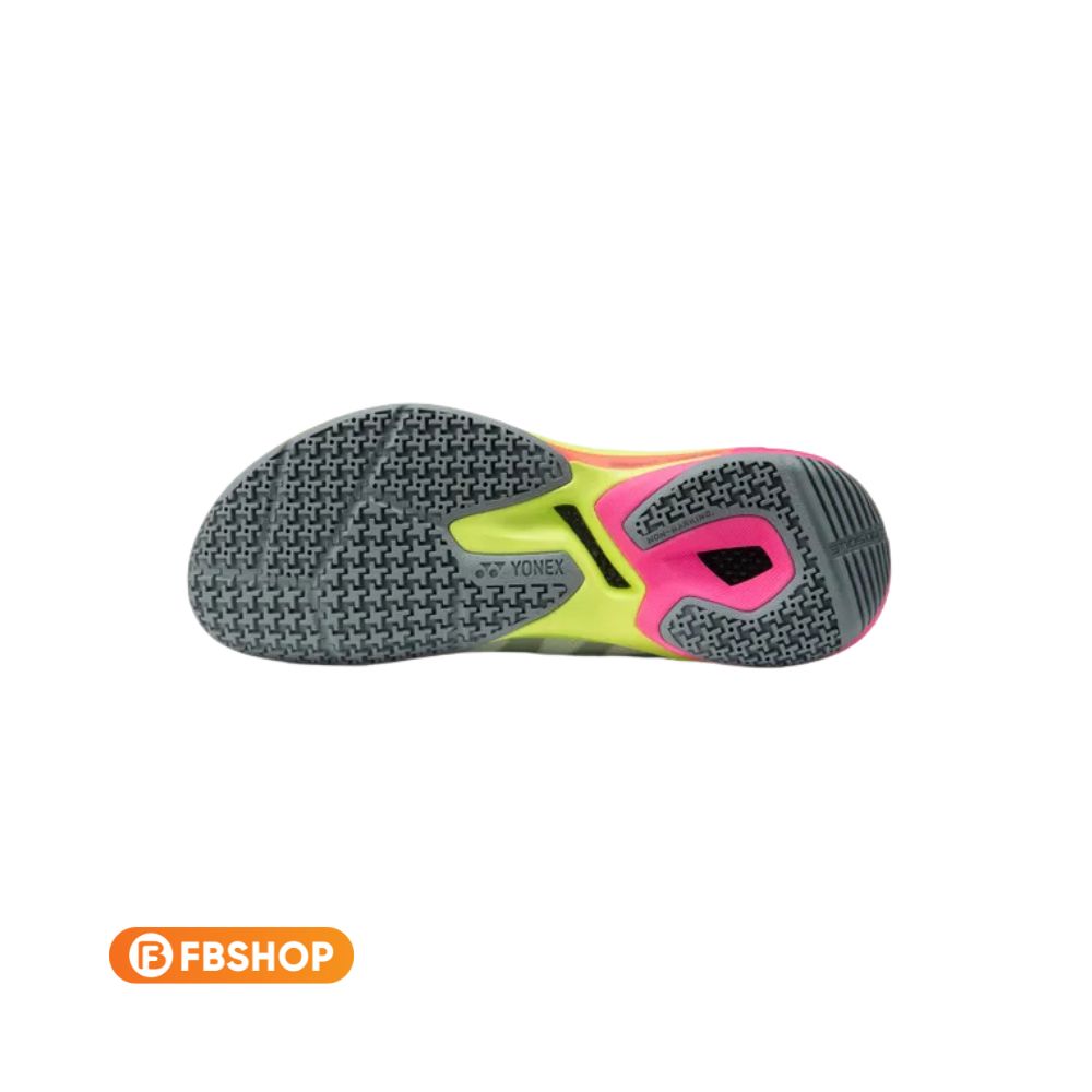 RADIAL BLADE OUTSOLE tối ưu hóa độ bám sân trong mỗi pha chuyển hướng Công nghệ đế giày RADIAL BLADE OUTSOLE tiên tiến với hình lưỡi kiếm