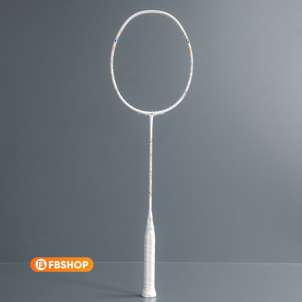 Vợt cầu lông Hundred Battle 900 (Pro Series) với thiết kế đầy cuốn hút.