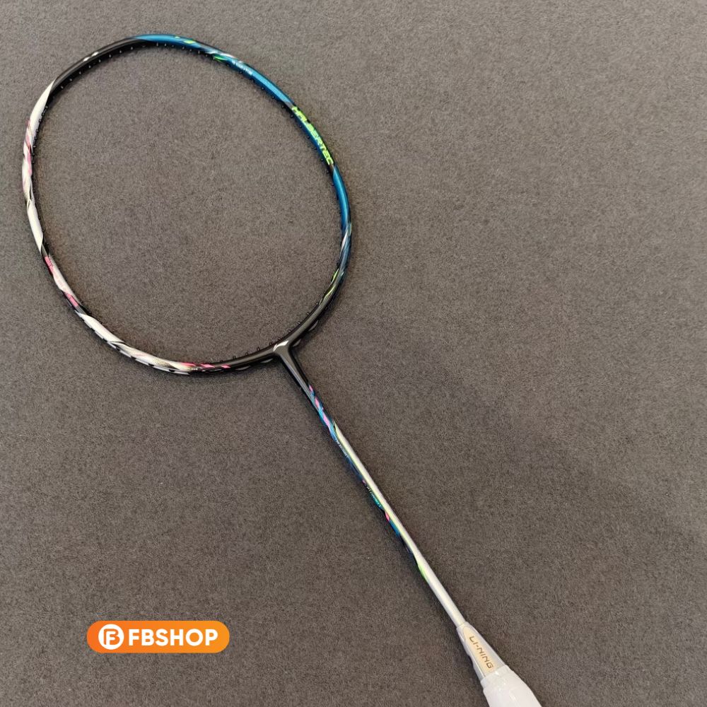 Vợt Halbertec 9000 Power vẫn giữ nguyên ngoại hình bất đối xứng