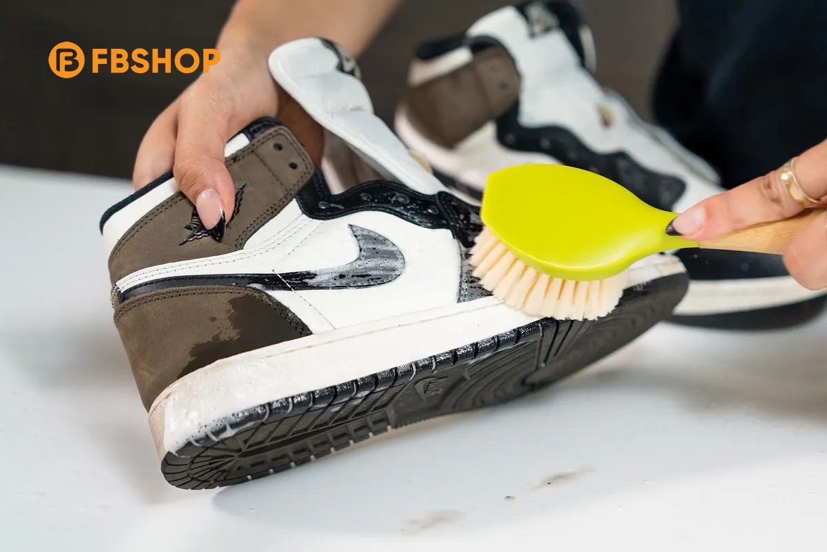 Vệ sinh giày thể thao