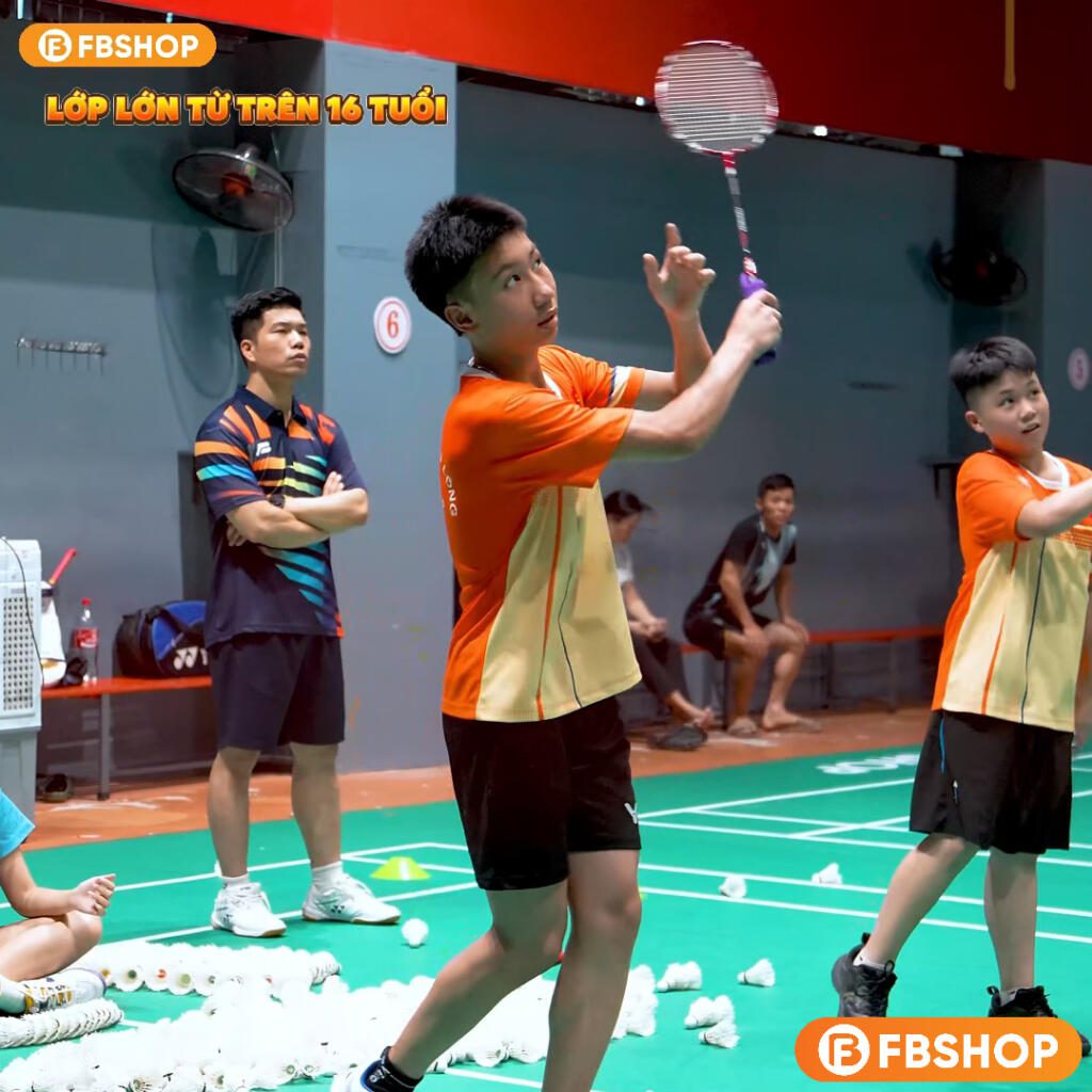 Kỹ thuật di chuyển khi đánh cầu là sử dụng các bước chạy nhỏ, bước dồn và bước nhảy