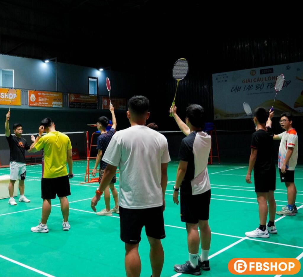 Kỹ thuật phông cầu là cú đánh chiến thuật quan trọng giúp bạn đưa quả cầu bay cao và sâu về phía cuối sân nhằm đẩy đối thủ vào thế bị động