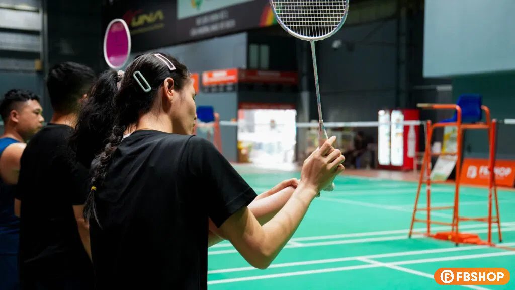 Trong bộ môn cầu lông, có 2 cách cầm vợt cơ bản là thuận tay và trái tay