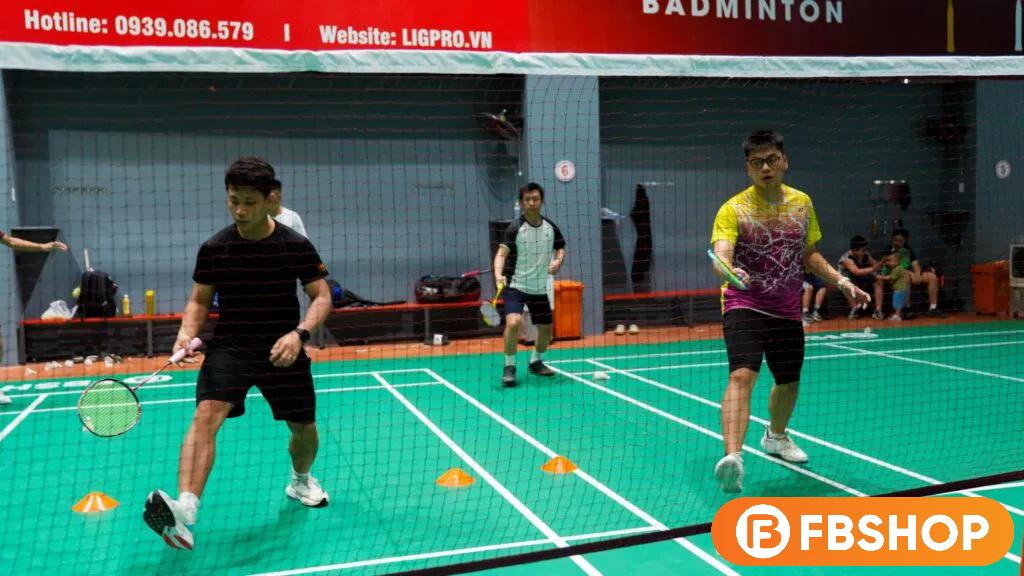 Kỹ thuật hất cầu là giải pháp phòng thủ chủ động giúp bạn đưa quả cầu từ vị trí thấp gần lưới bay cao và sâu về cuối sân đối thủ để giải tỏa áp lực hiệu quả