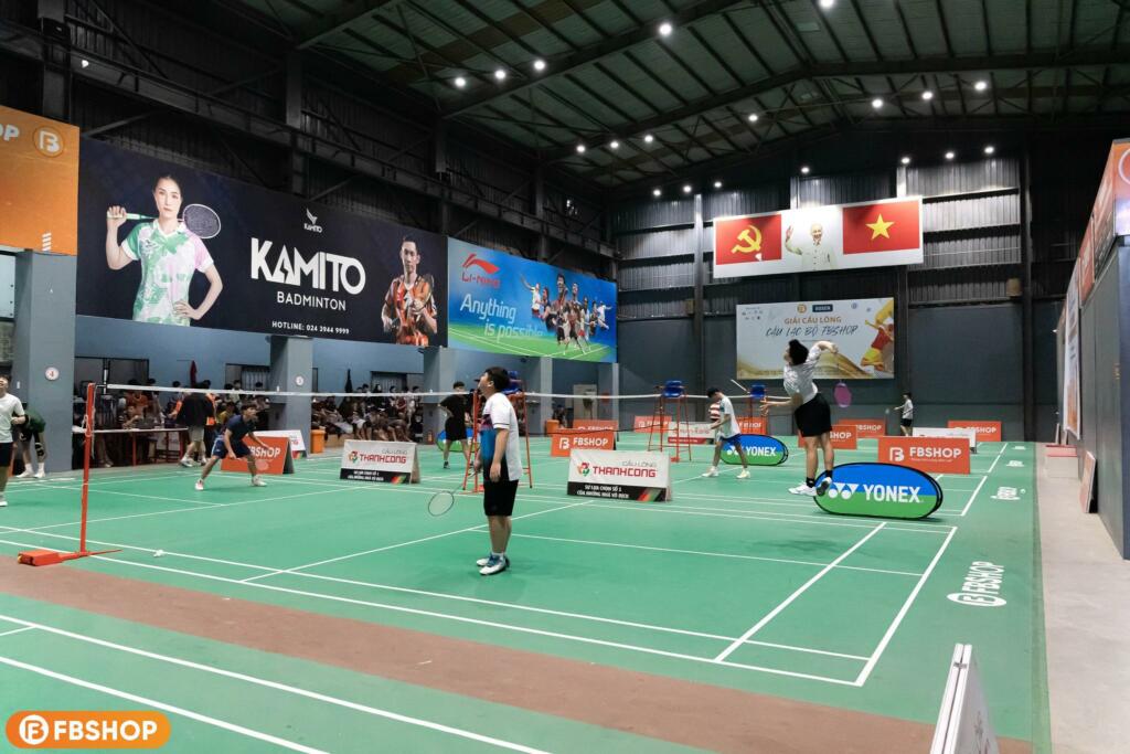 Giải cầu lông Học viện Fbshop chứng kiến những pha cầu rượt đuổi kịch tính, nghẹt thở