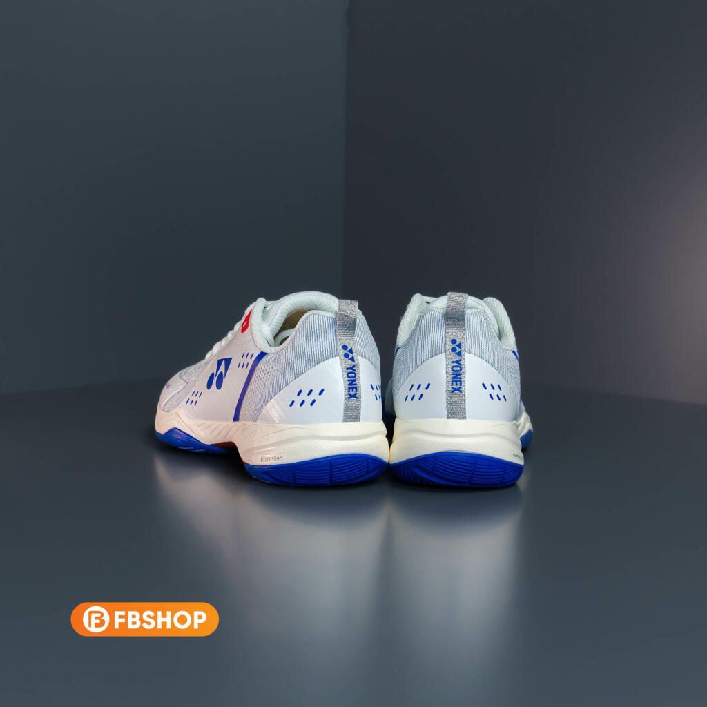 Giày Cầu Lông Yonex Hyperboom Galaxy Cobalt cho người chơi cảm giác nhẹ nhàng ngay từ lần xỏ chân đầu tiên 