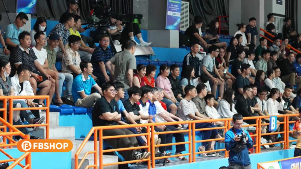 Nhiều khán giả đã có mặt ở khán đài để cổ vũ cho các VĐV nước nhà và quốc tế Rất nhiều khán giả đã có mặt ở khán đài để cổ vũ cho các VĐV nước nhà và quốc tế