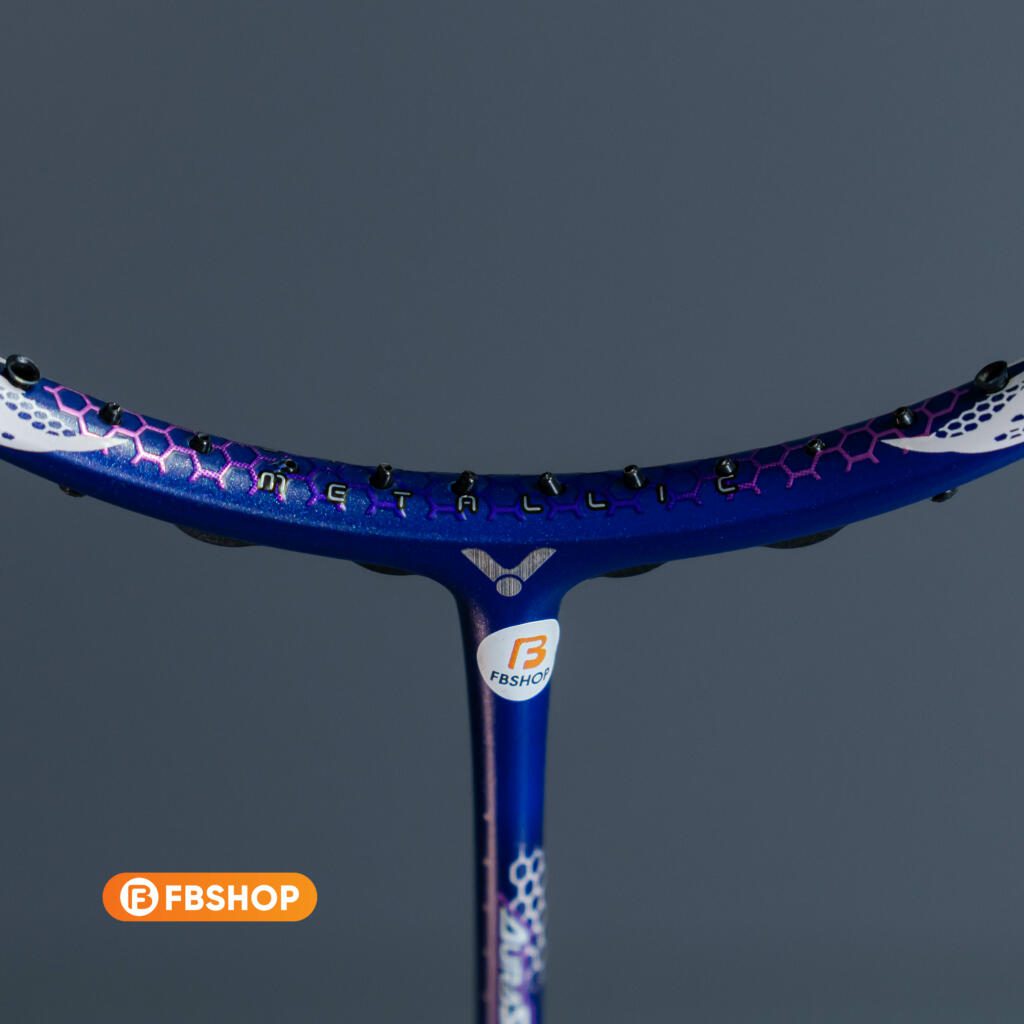 Công nghệ Metallic Carbon Fiber giúp tăng độ cứng cáp và đàn hồi cho vợt Ars 99 BAC26 J 