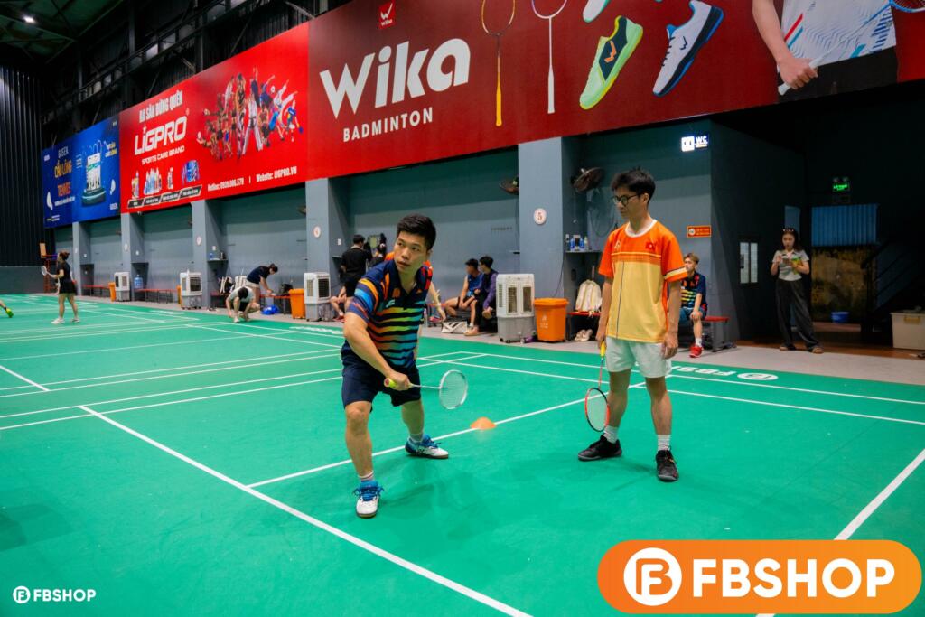 Kỹ thuật bỏ nhỏ là sự kết hợp tinh tế giữa cảm giác tay và sự khéo léo để đưa quả cầu rơi nhẹ nhàng ngay sát mép lưới khiến đối thủ bất ngờ