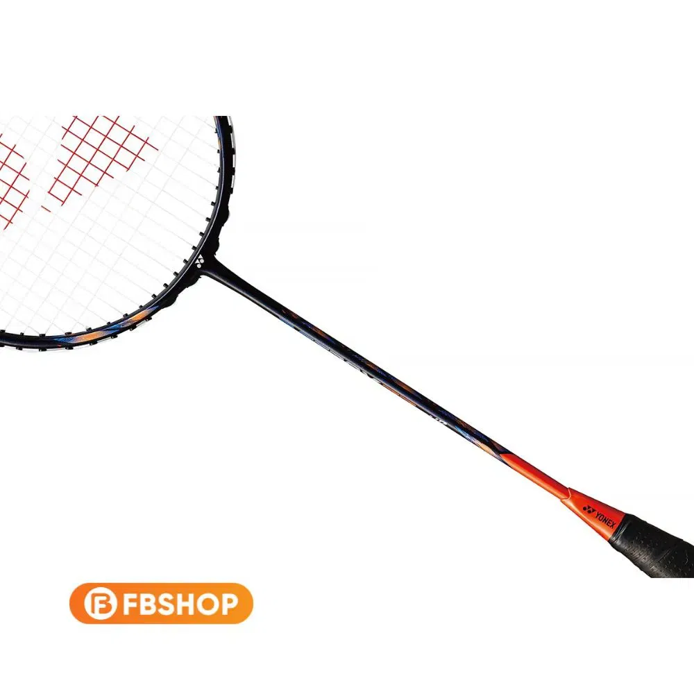 Phần mũ chụp cán vợt của phiên bản Tour sử dụng Energy Boost Cap Plus trong khi phiên bản Play chỉ là Core thông thường