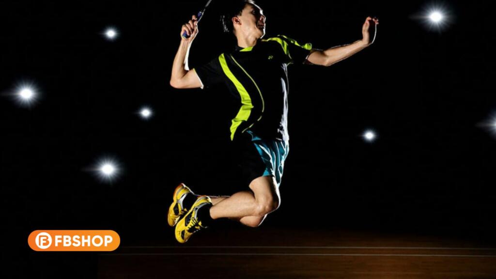 Khi thực hiện kỹ thuật smash cần tránh gồng cứng cơ thể quá nhiều