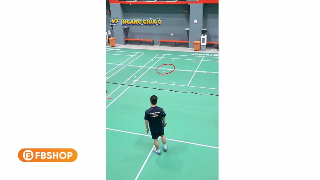 Kỹ thuật phát cầu ngang là đòn tâm lý dành cho những người chơi có xu hướng lao lên đón cầu quá sớm