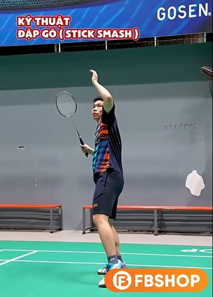 Thực hiện động tác xoay vai và hông để lấy đà