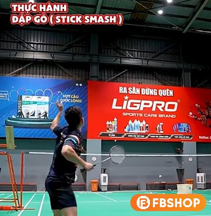 Phối hợp động tác chân, tay và hông để thực hiện Stick Smash