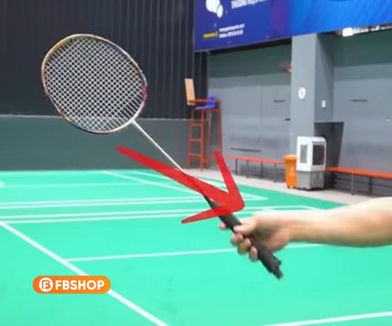 Thực hiện động tác chém cầu để cầu bay sát lưới hơn