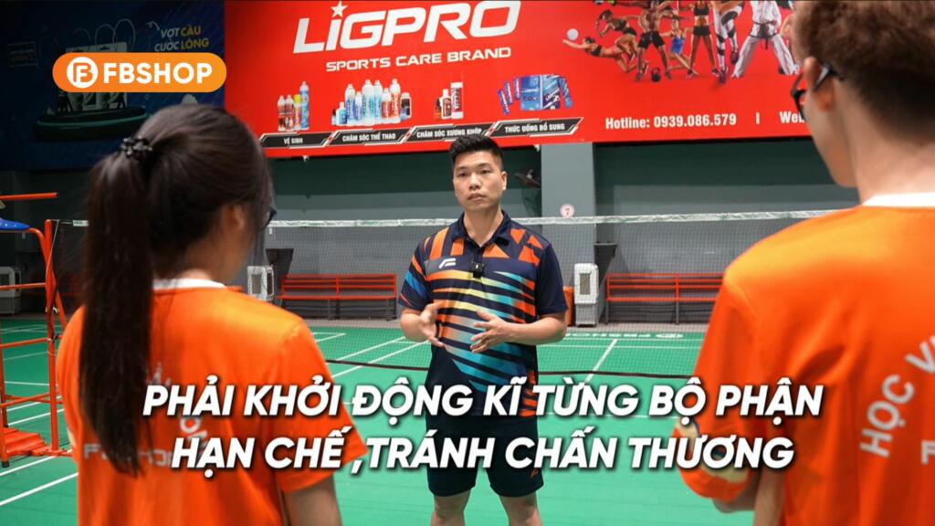 Khởi động trước khi chơi cầu lông là một bước quan trọng cần thực hiện kĩ để tránh chấn thương