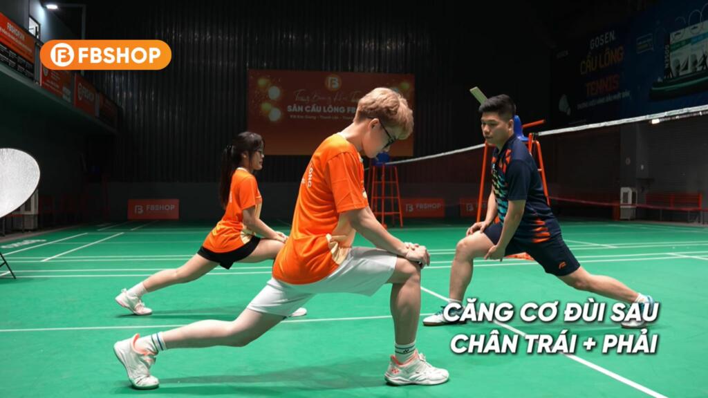 Bài tập ép ngang và ép dọc là một trong những thao tác không thể thiếu trong kỹ thuật khởi động trước khi chơi cầu lông 