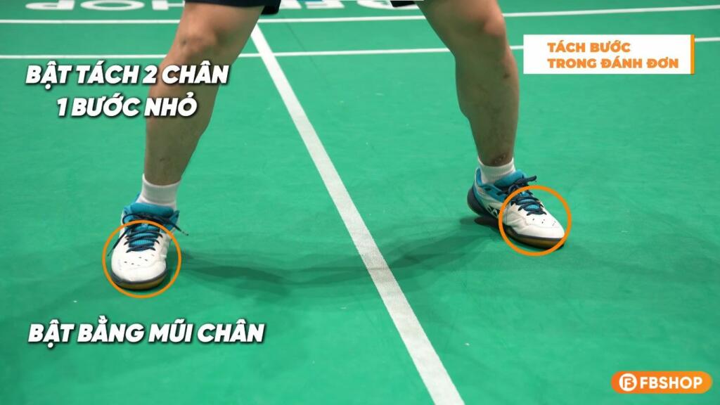 Bước tạo đà chuẩn là bật tách bước nhỏ bằng mũi chân