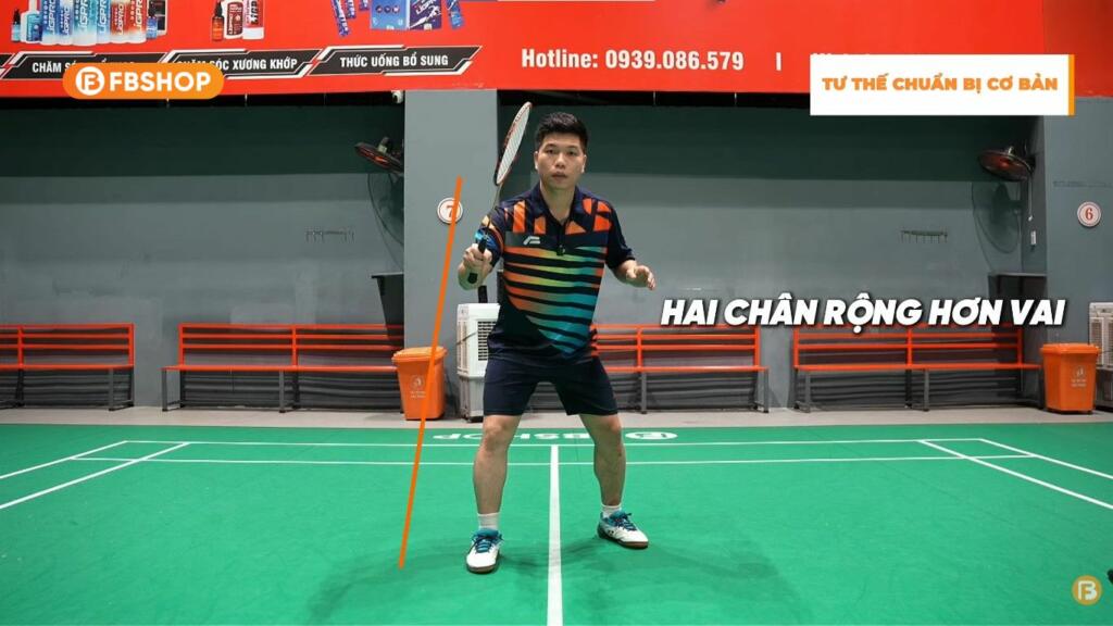 Chân mở rộng hơn vai, gối hơi chùng xuống là tư thể chuẩn bị đúng