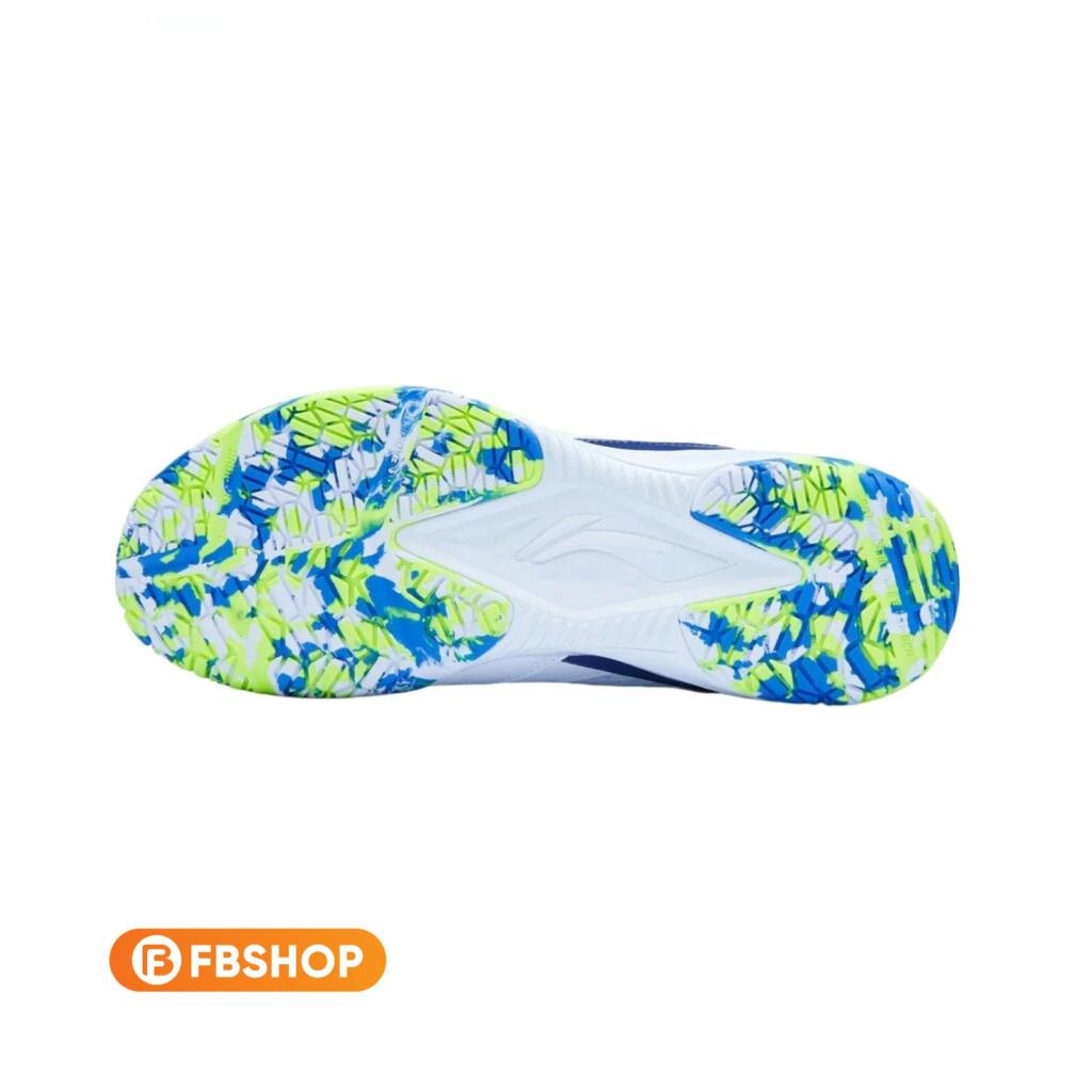 Phần đế ngoài đặc biệt được làm từ vật liệu cao su không để lại vết trên sân 